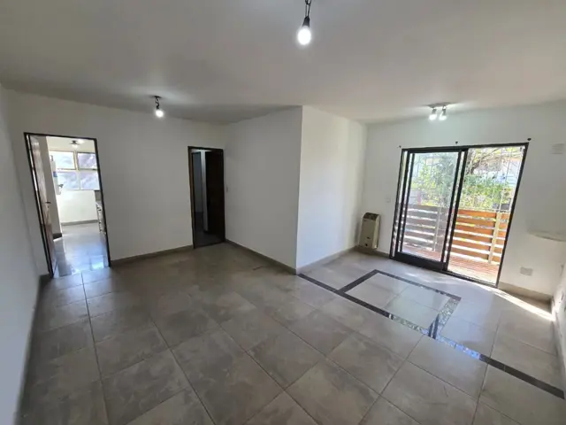 ALQUILER DE EXCELENTE DEPARTAMENTO 3 AMBIENTES SOBRE AVENIDA - BARRIO COCA COLA - MONTE GRANDE