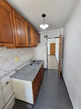 ALQUILER DE EXCELENTE DEPARTAMENTO 3 AMBIENTES SOBRE AVENIDA - BARRIO COCA COLA - MONTE GRANDE foto 3