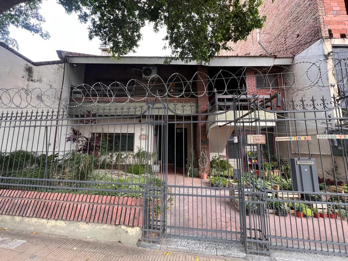 VENTA CASA SOBRE AV. BELGRANO SUR Y ALSINA foto 2