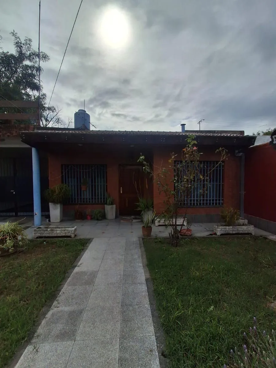 VENTA CASA 5 AMB Y QUINCHO  SE ESCUCHA OFERTA foto 2