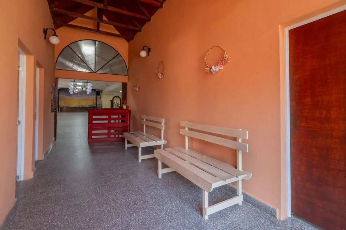 SE VENDE SALON DE EVENTOS Y 4 LOCALES COMERCIALES foto 5