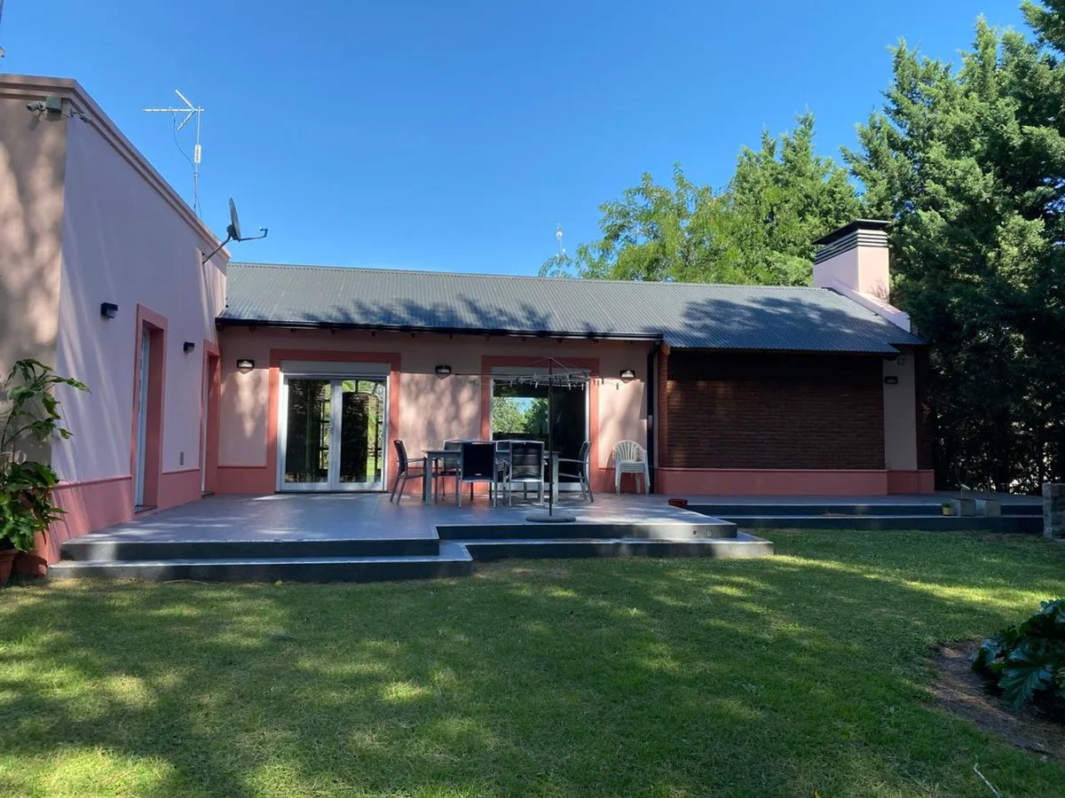 CASA DE CATEGORIA EN BARRIO LAS LOMITAS. foto 4