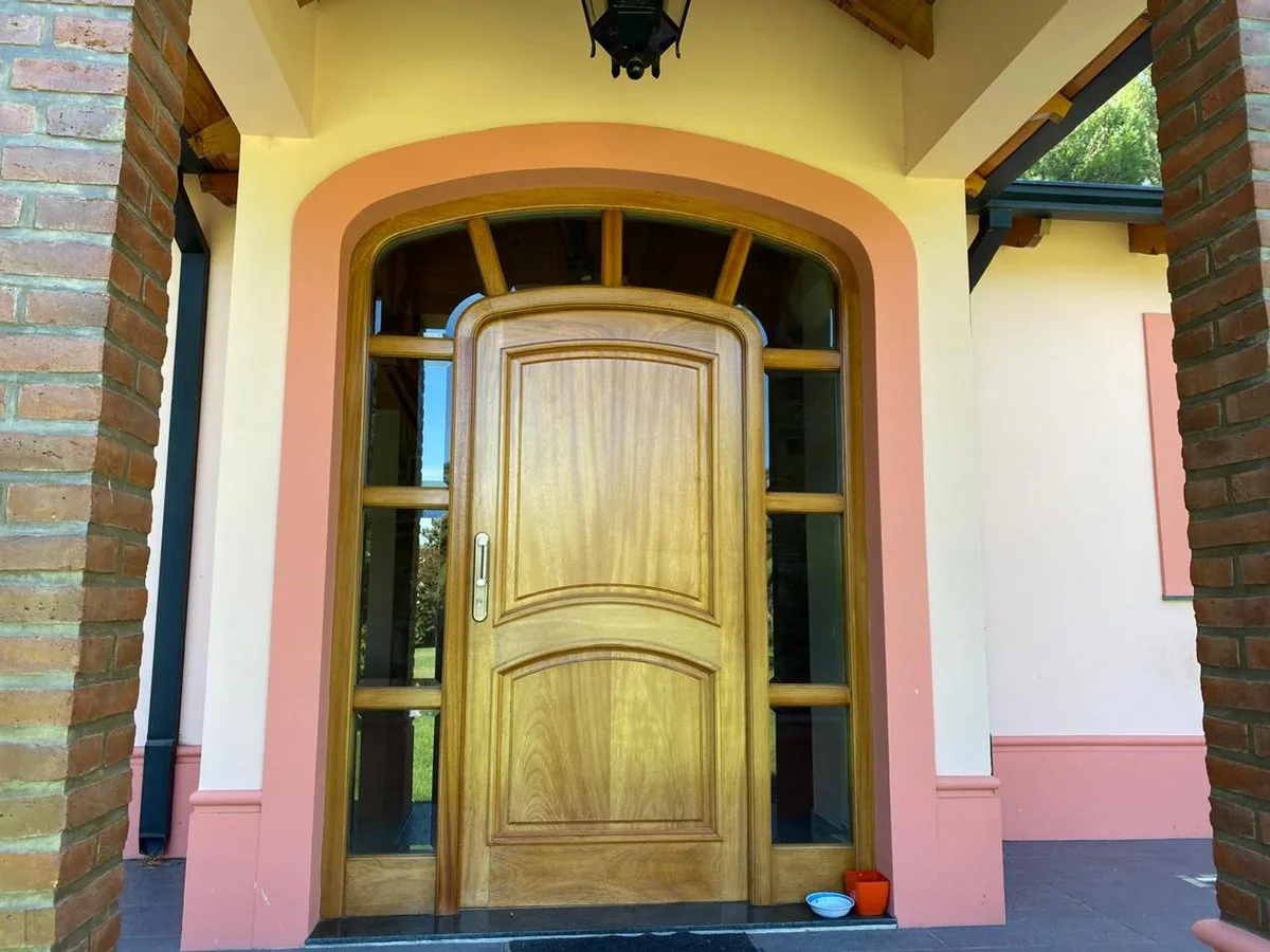 CASA DE CATEGORIA EN BARRIO LAS LOMITAS. foto 5
