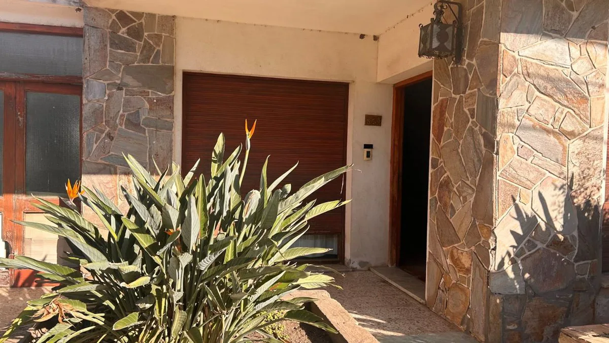 Importante casa de 2 plantas foto 2