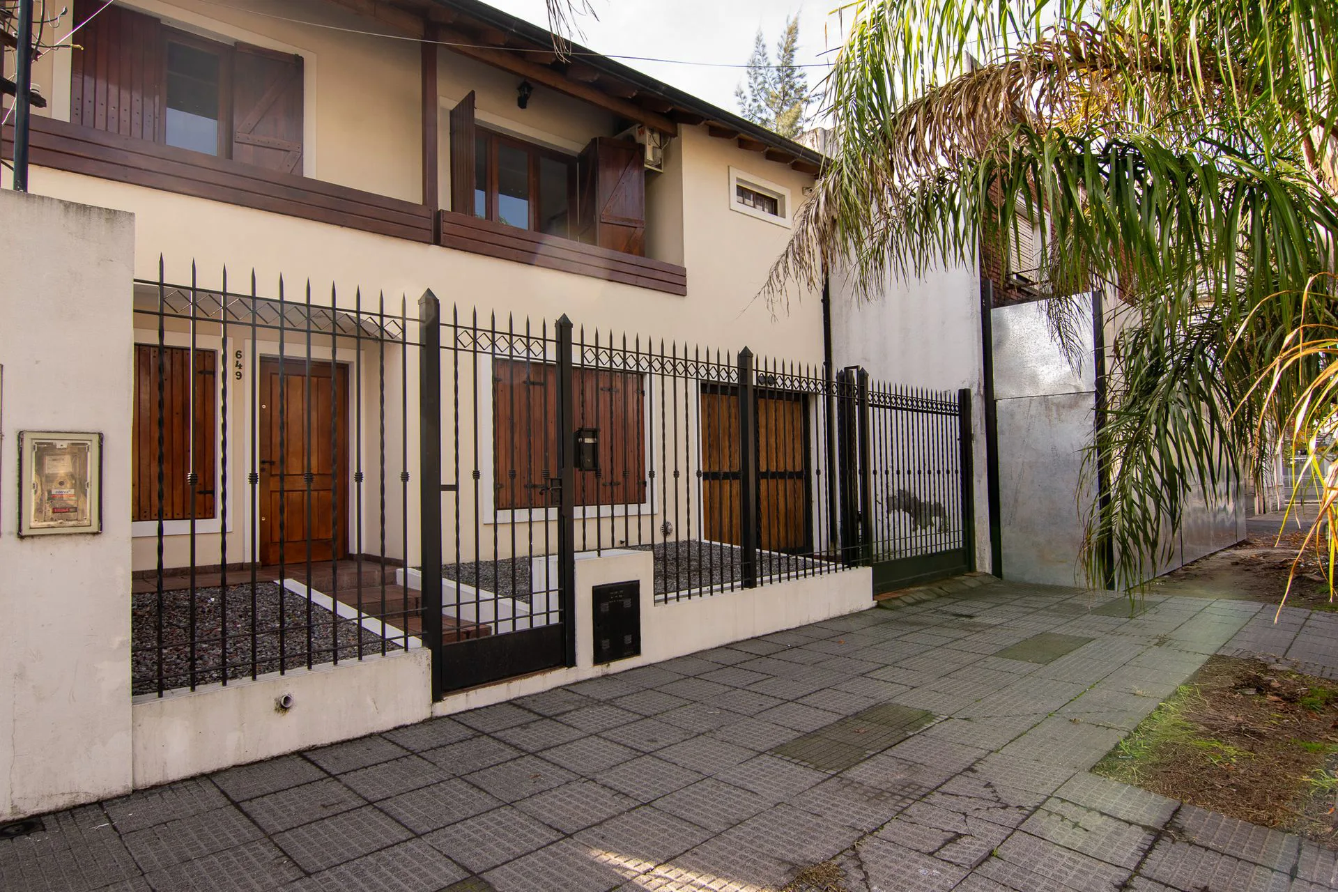CASA EN VENTA. MORÓN. 3 HABITACIONES. PILETA foto 2