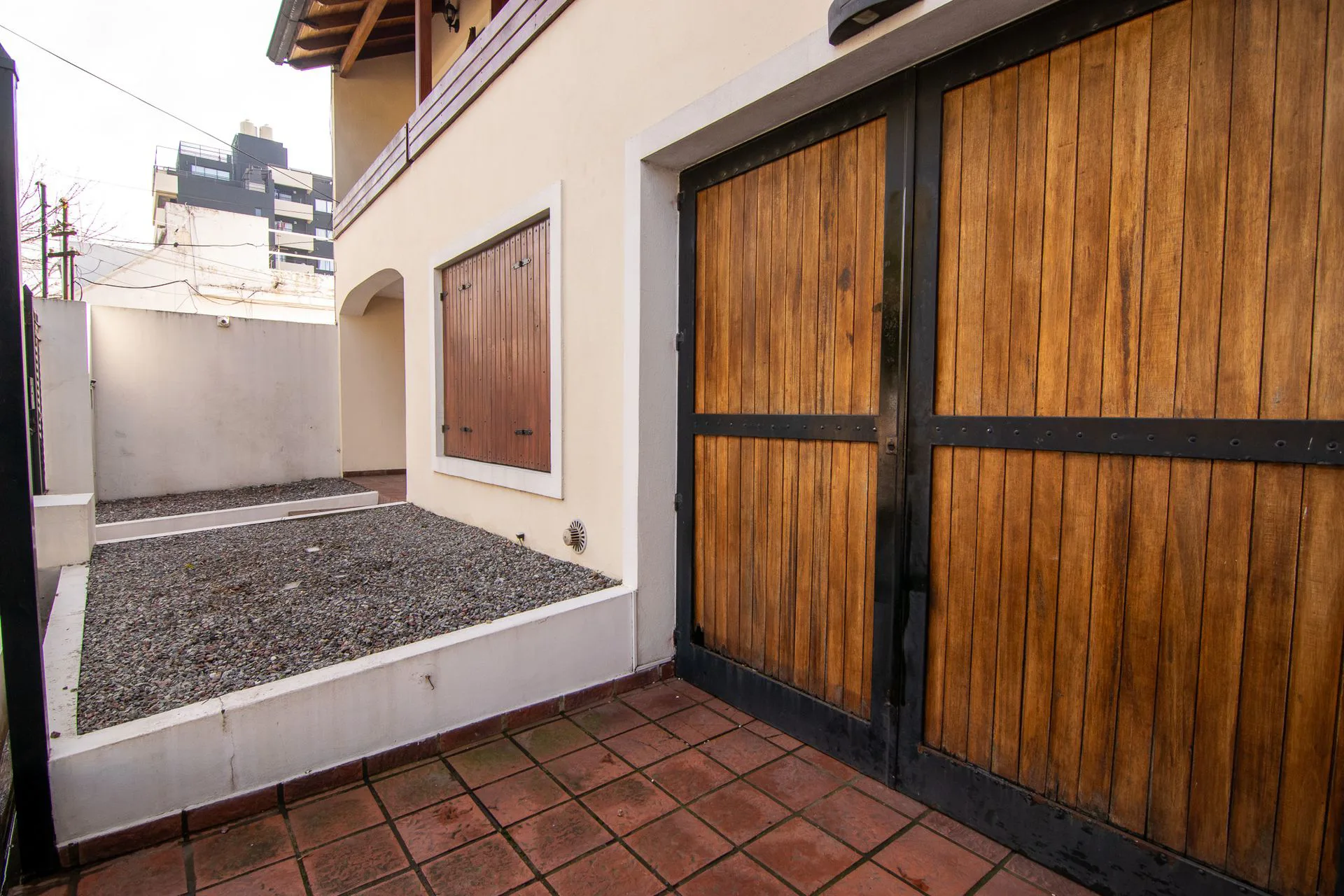 CASA EN VENTA. MORÓN. 3 HABITACIONES. PILETA foto 3