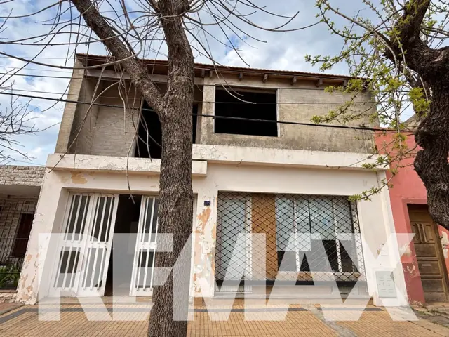CASA CON SALON COMERCIAL GRAN POTENCIAL ELORTONDO