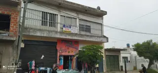 EXCELENTE SALON Y LOCAL COMERCIAL, MAS DEPARTAMENTO EN PB DE 3 AMB Y DPTO EN 1° PISO DE 5 AMB foto 1