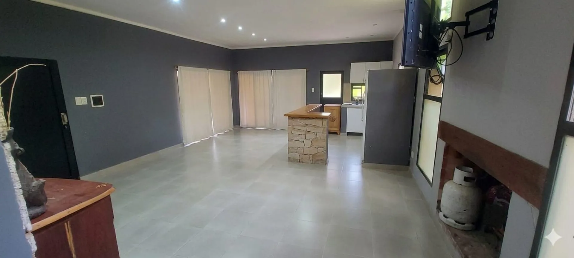 VENTA CASA 2 DORM CON PILETA EN ARROYO LEYES foto 3