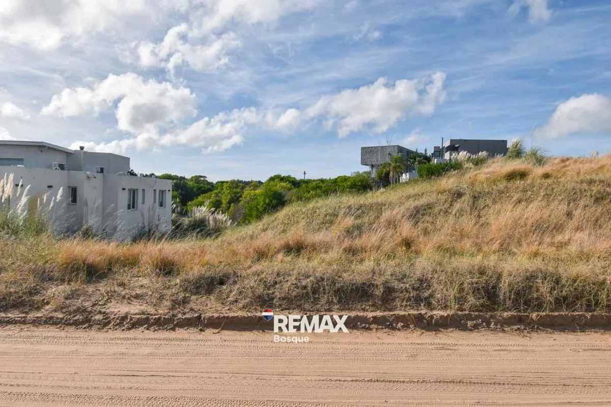 VENTA DE LOTE EN EL BARRIO GOLF DE COSTA ESMERALDA foto 3