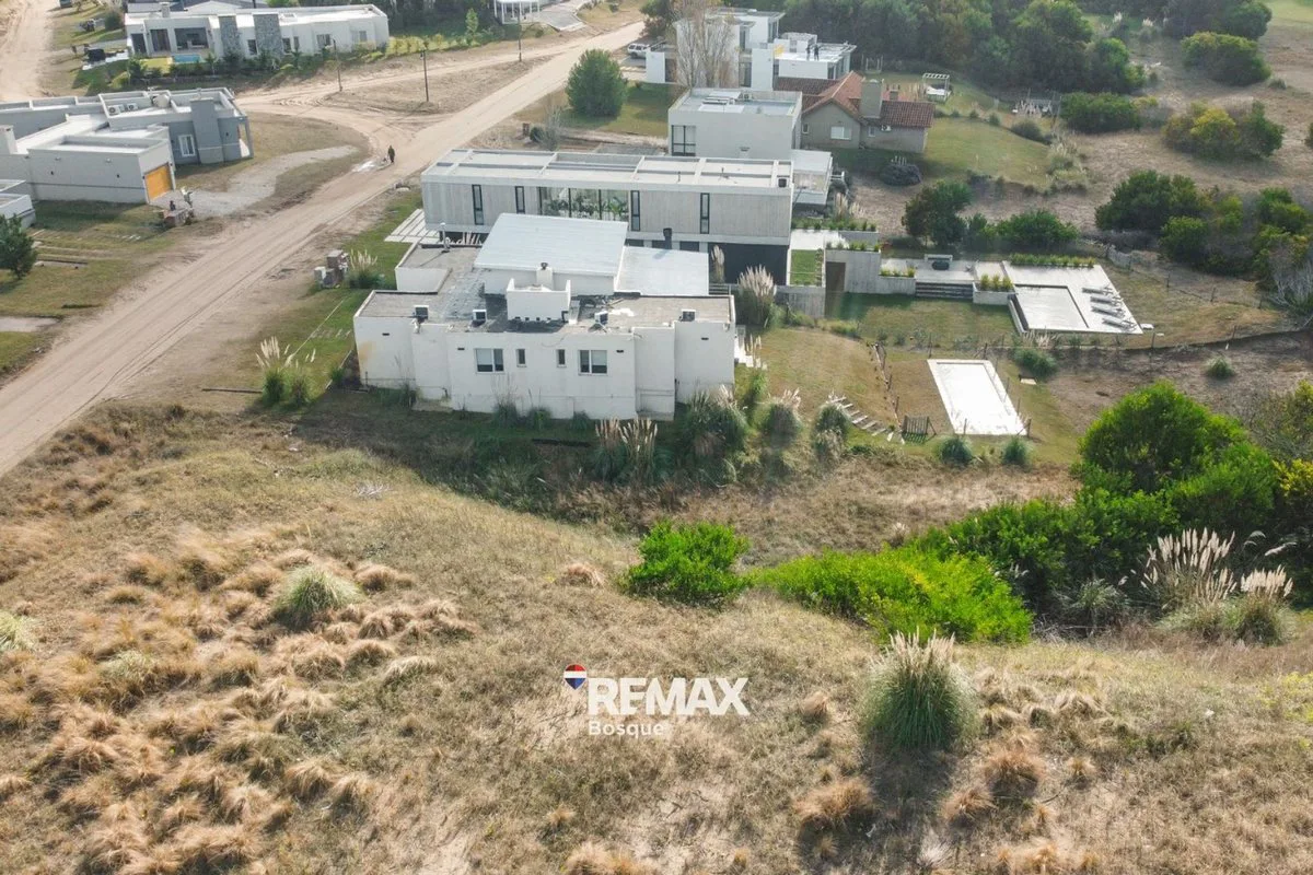 VENTA DE LOTE EN EL BARRIO GOLF DE COSTA ESMERALDA foto 4