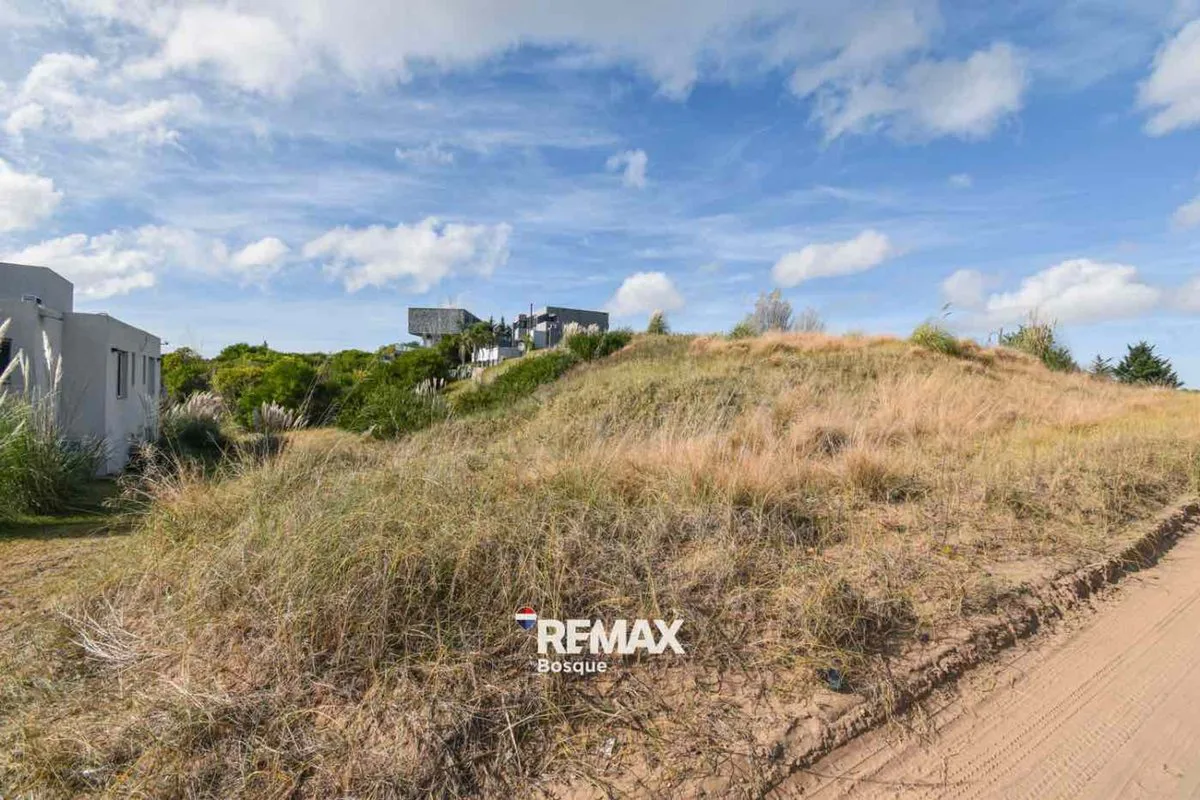VENTA DE LOTE EN EL BARRIO GOLF DE COSTA ESMERALDA foto 5