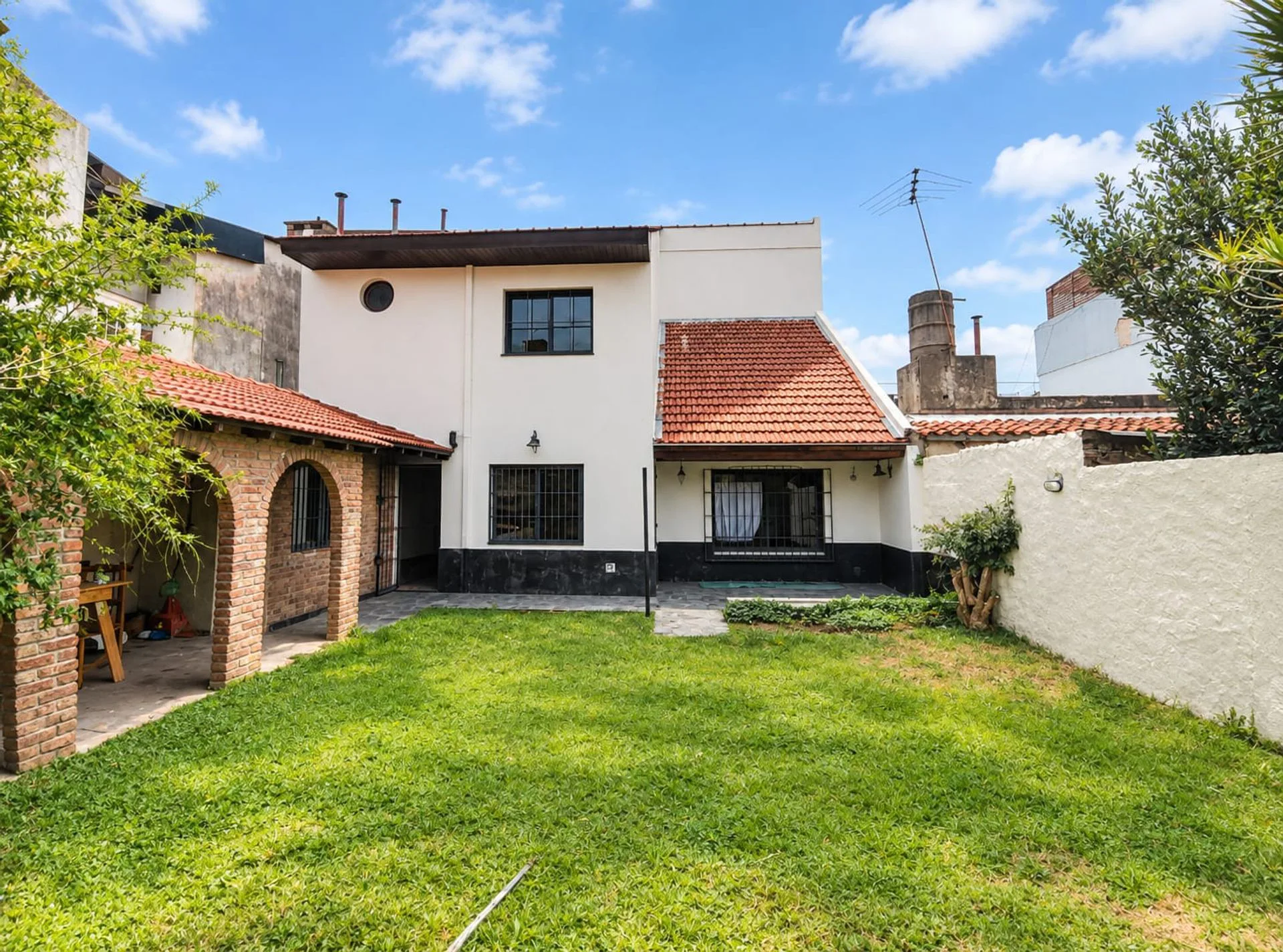 VENTA CASA 4 AMBIENTES COCHERA JARDIN PARRILLA