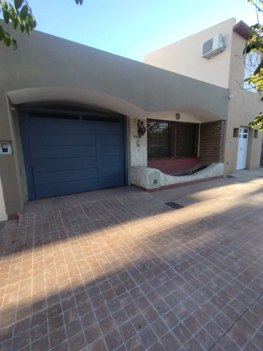 CASA EN VENTA,  3 DORMITORIOS EN BARRIO CATEDRAL. foto 2