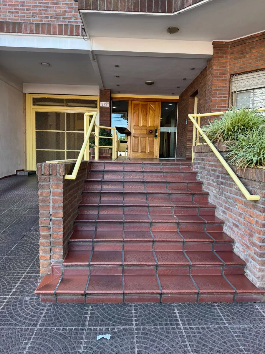 VENTA DEPARTAMENTO 3 AMBIENTES EN MORON C/COCHERA foto 2