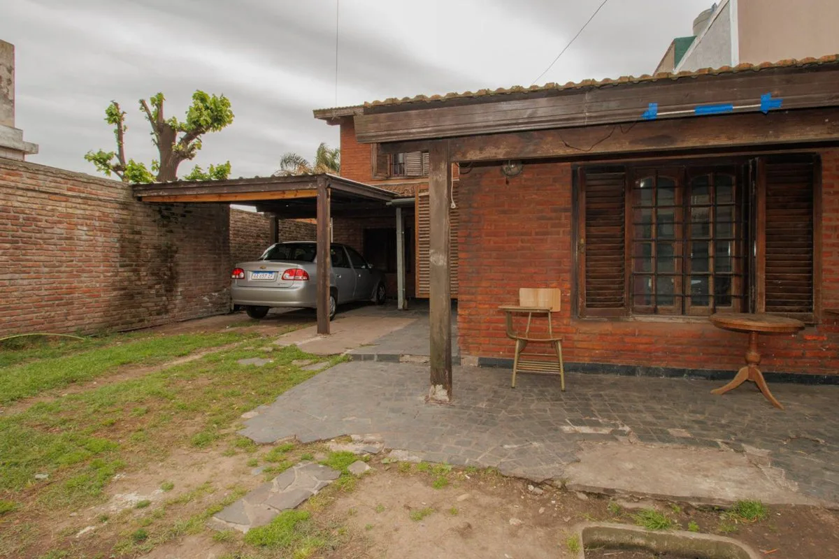 VENTA CASA 4 AMB. PILETA-JARDIN-COCHERA foto 2
