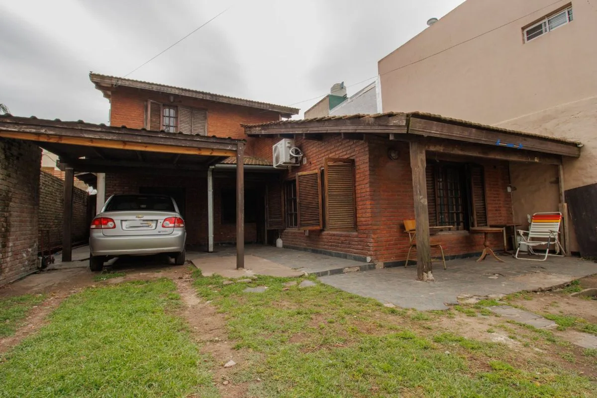 VENTA CASA 4 AMB. PILETA-JARDIN-COCHERA foto 3