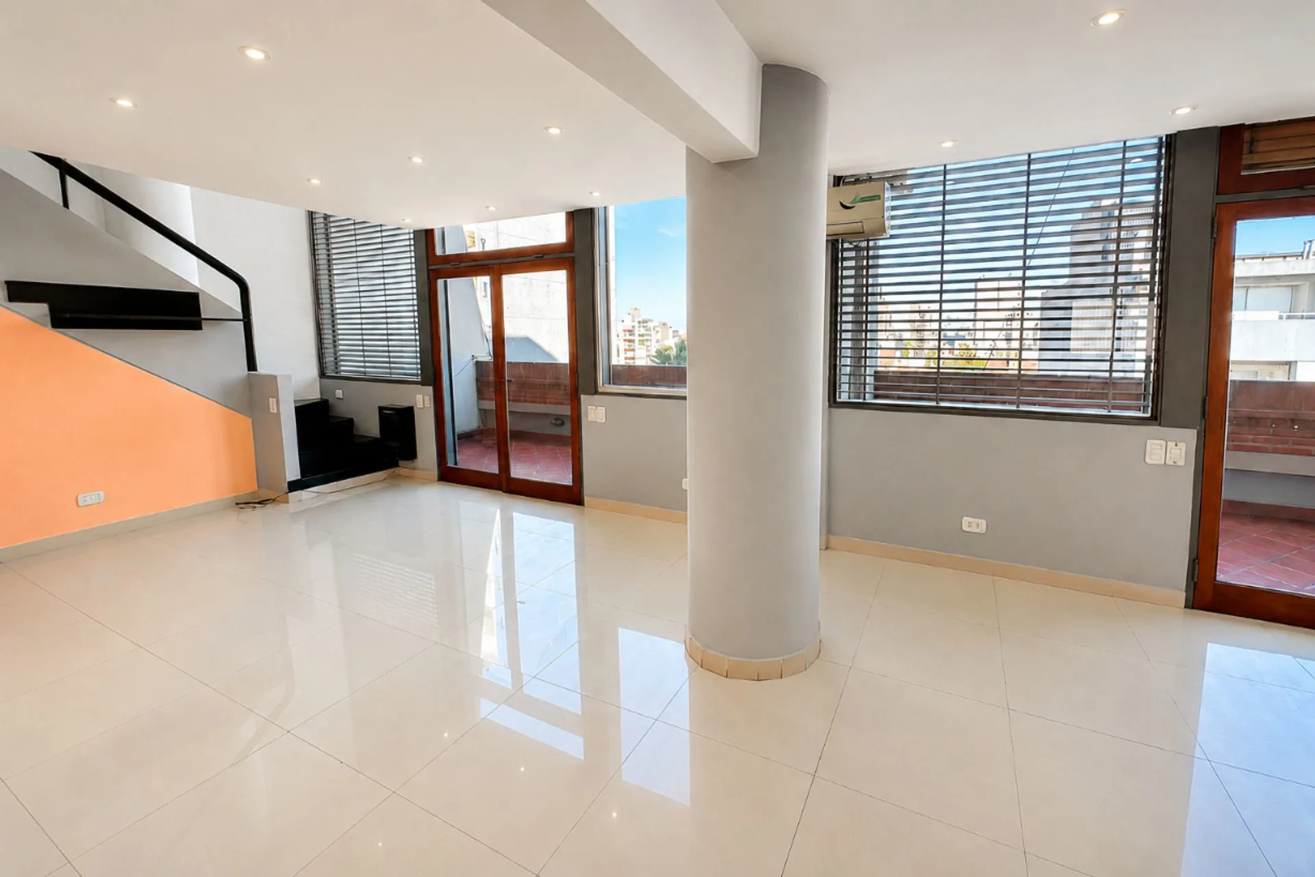 DEPARTAMENTO EN VENTA LANUS 4 AMB EN DOS PLANTAS foto 2