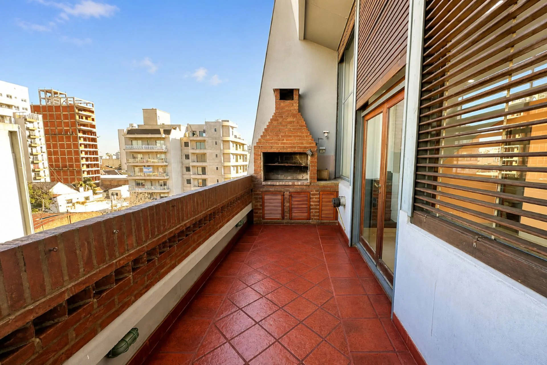 DEPARTAMENTO EN VENTA LANUS 4 AMB EN DOS PLANTAS foto 3