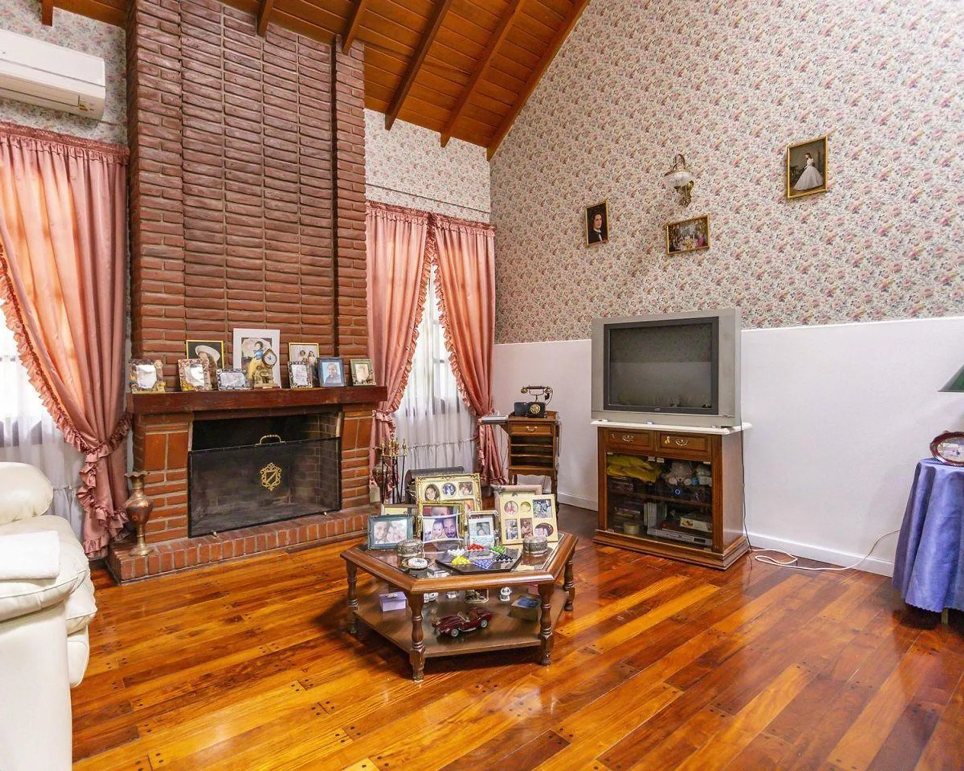 VENTA CASA 5 AMB CON QUINCHO Y COCHERA foto 3