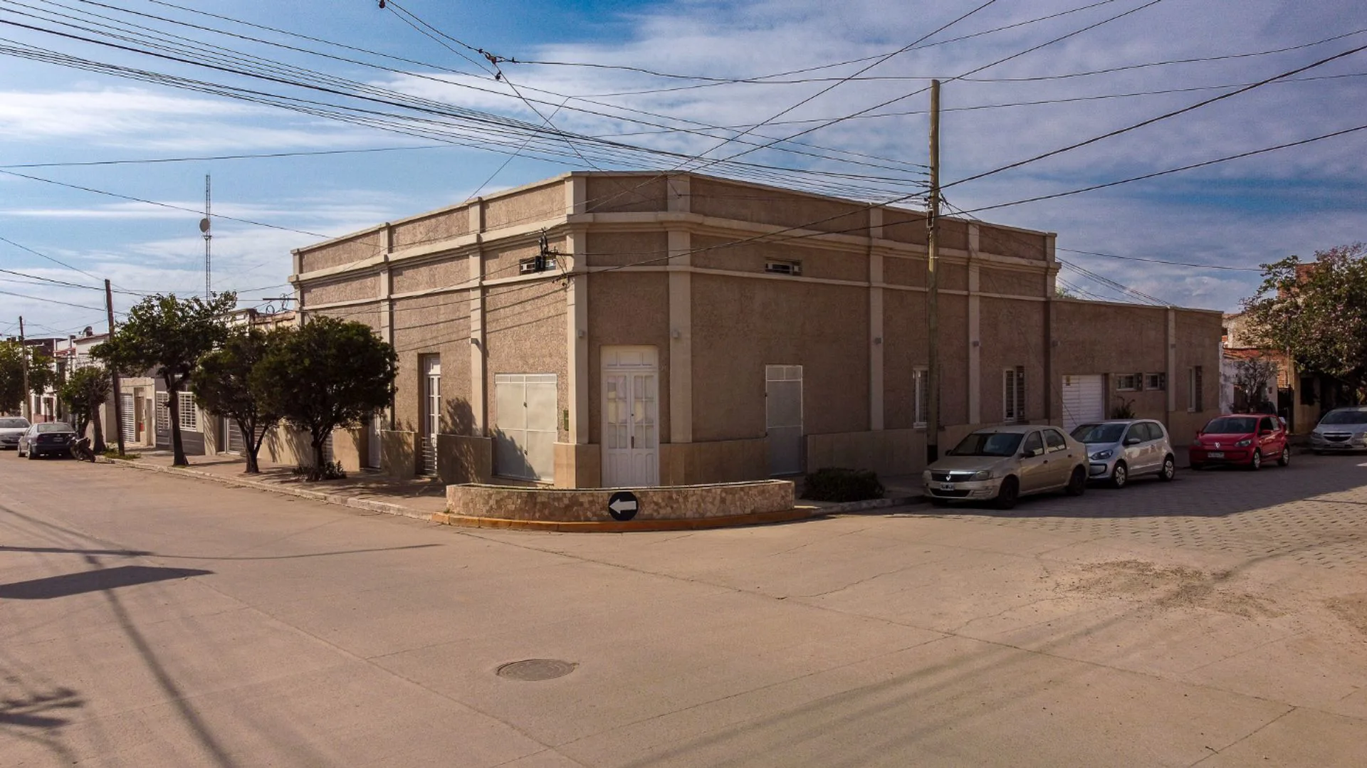 CASA EN VENTA CON LOCAL COMERCIAL CENTRO DE GÜEMES foto 2