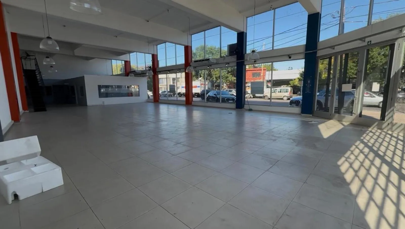 Morón Norte LOCAL AMPLIO EN ESQUINA UBICADO EN AVENIDA COMERCIAL foto 2