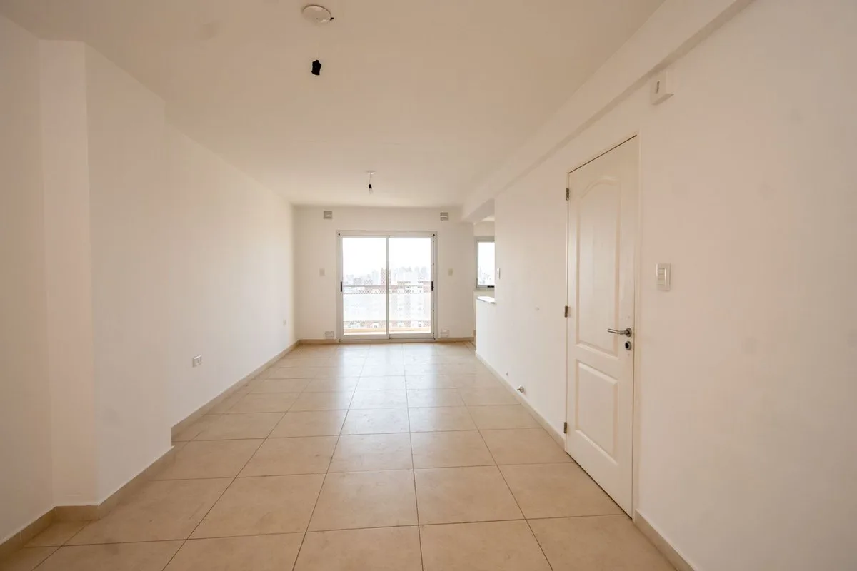 SE VENDE DPTO. DE 2 DORM. C/COCHERA EN BARRIO SUR! foto 2