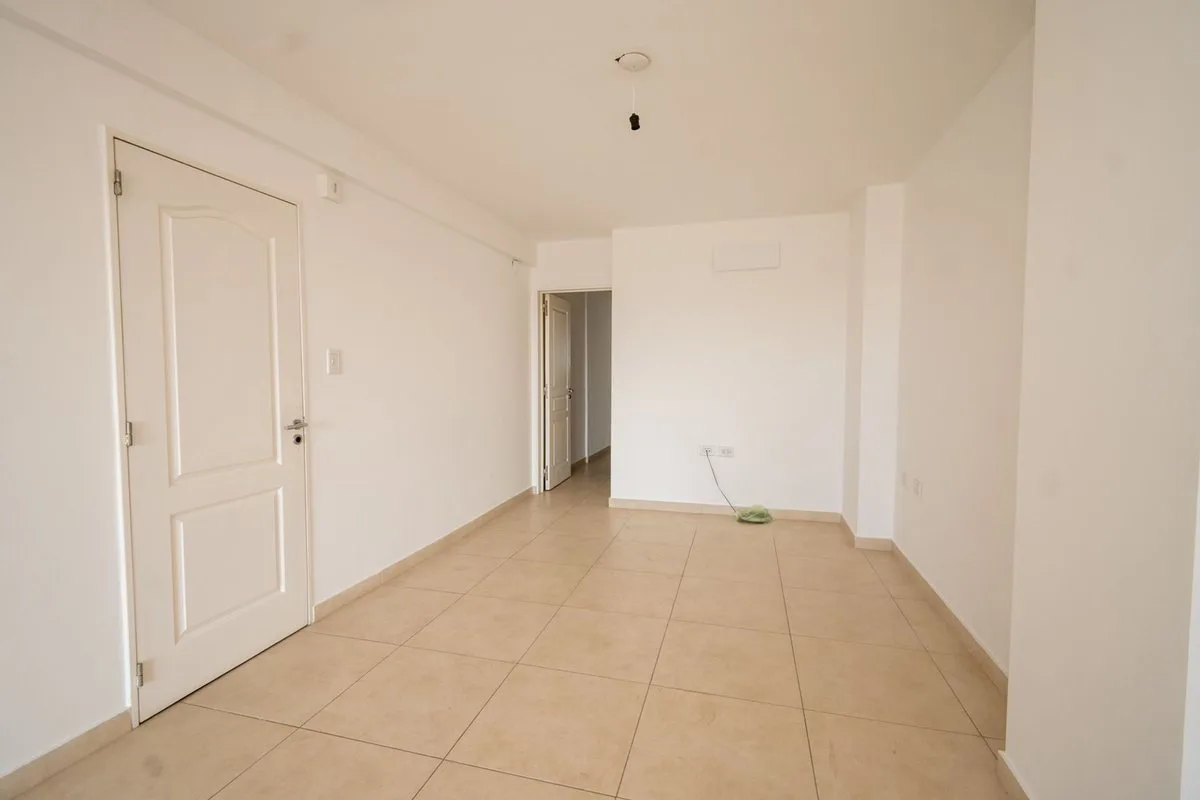 SE VENDE DPTO. DE 2 DORM. C/COCHERA EN BARRIO SUR! foto 3
