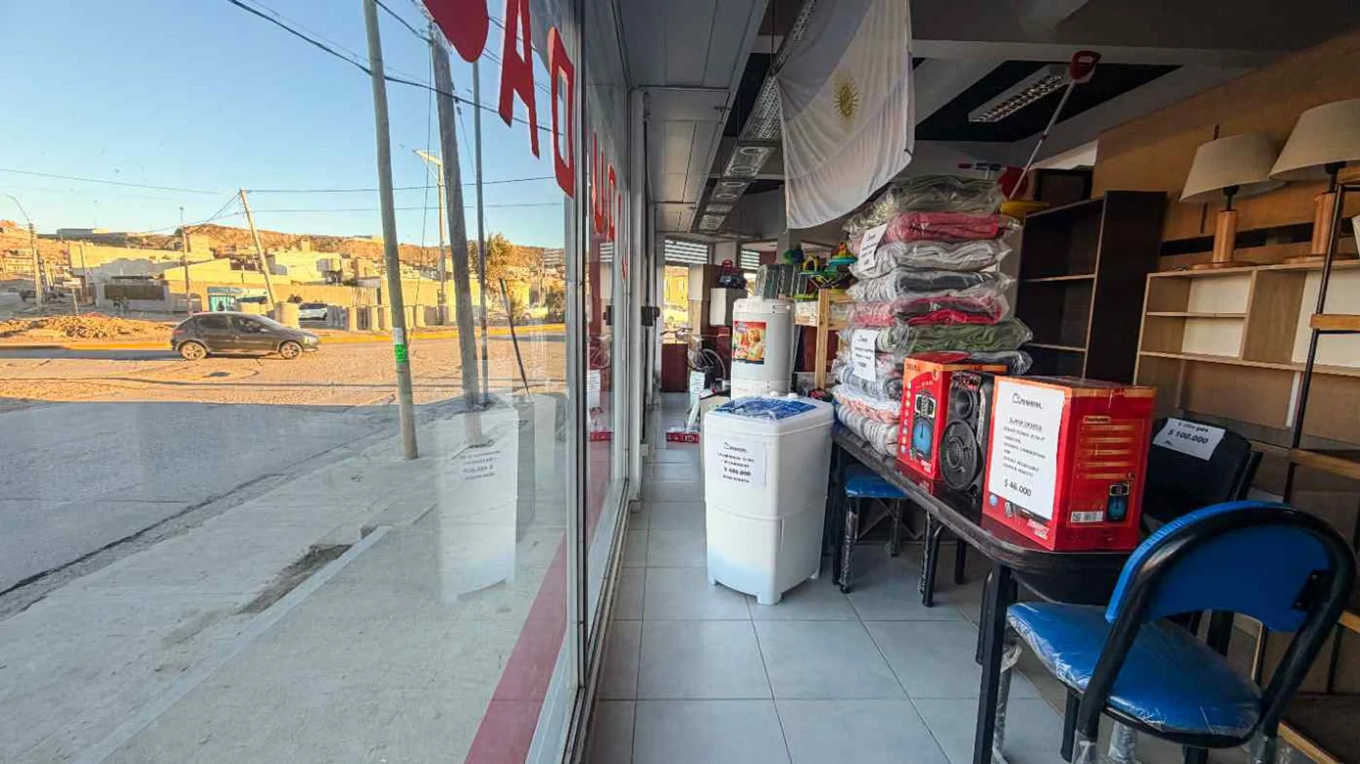 Local comercial en esquina de 3 avenidas foto 4