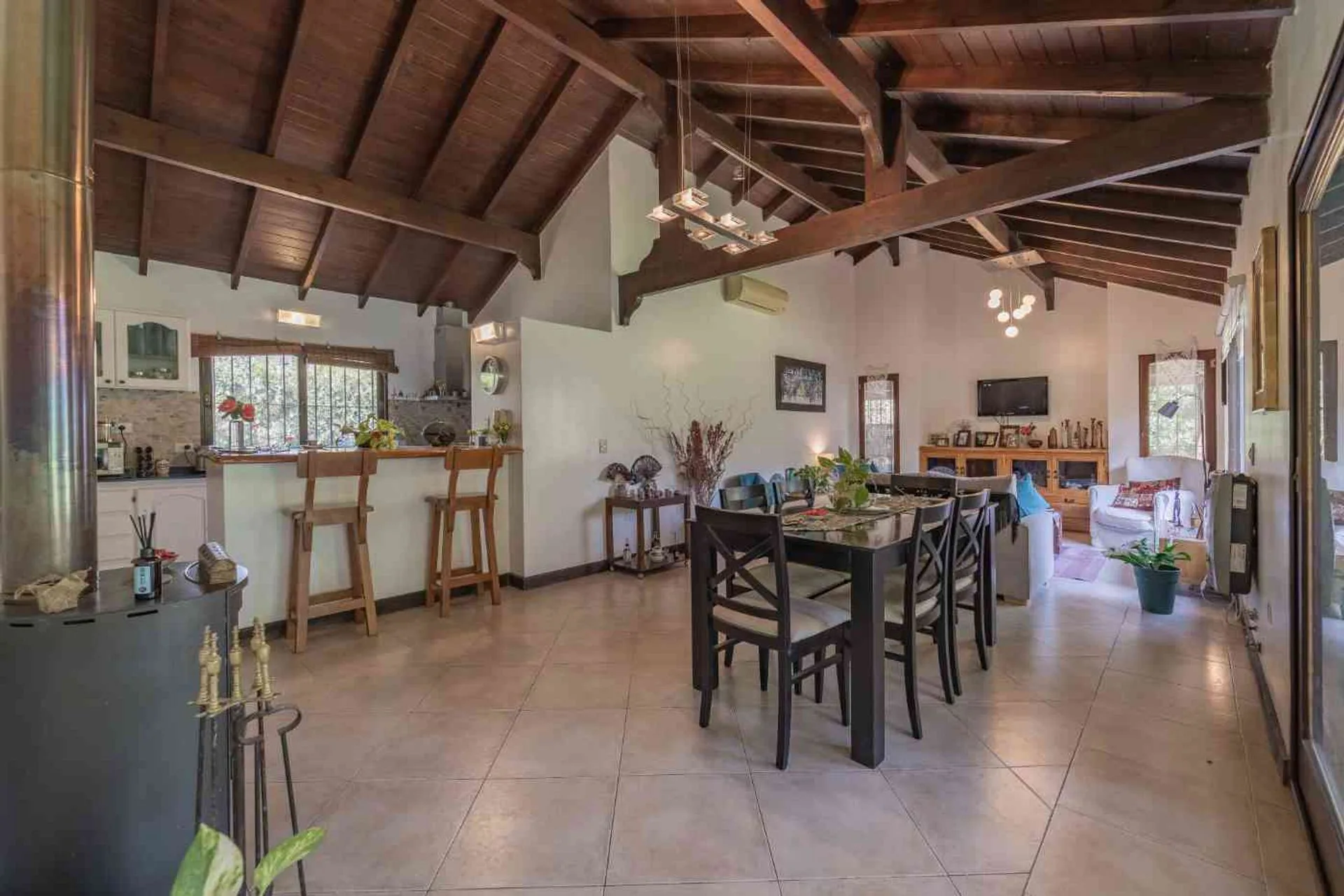 Casa 5 Ambientes, Pileta Jardín Parrilla Cochera foto 3