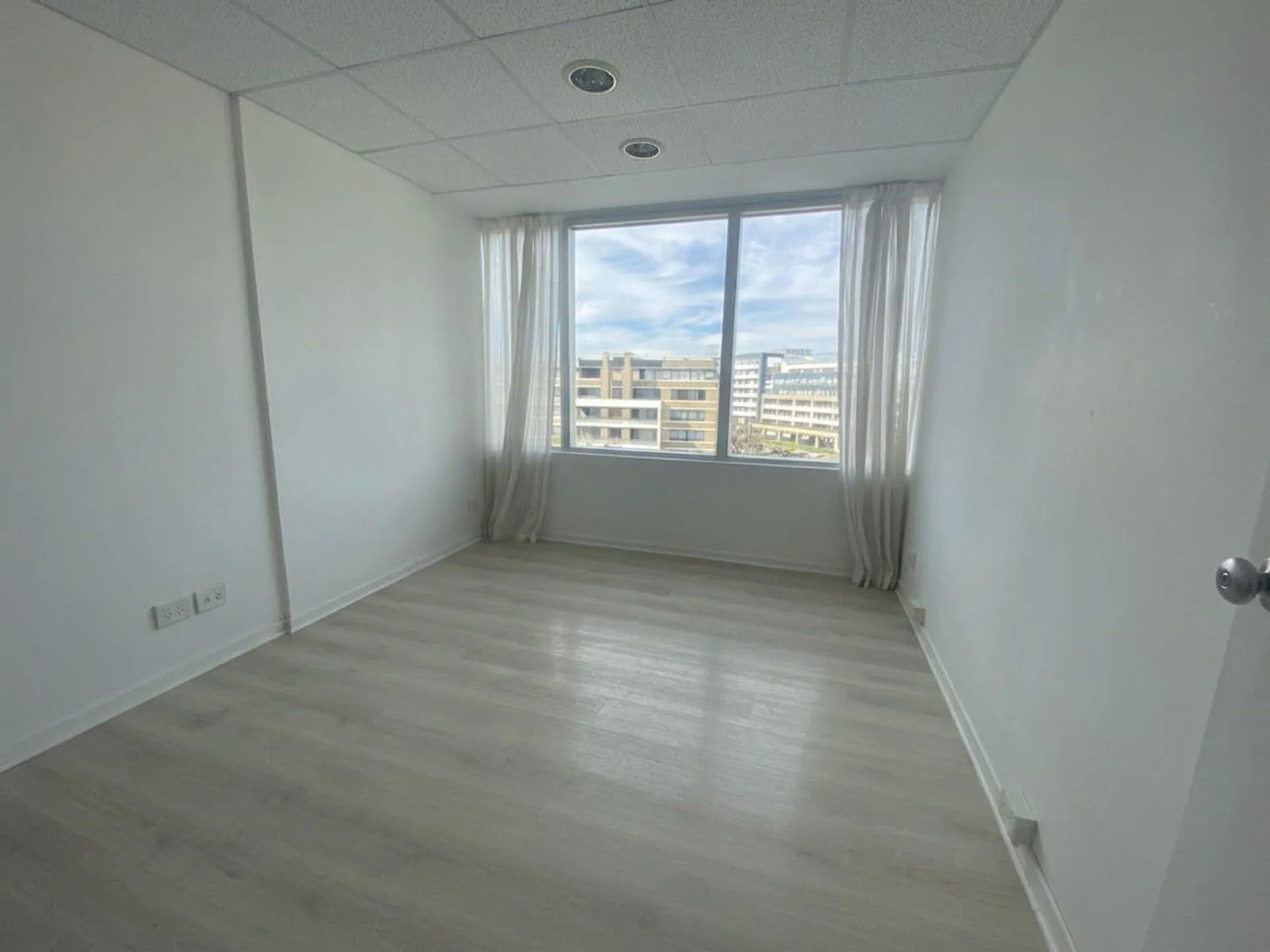 VENTA OFICINA, CON 2 COCHERAS, NORDELTA, FINANCIA foto 4