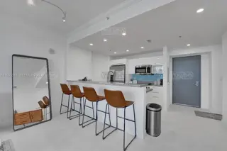 601 NE 36th St #811 600 foto 3