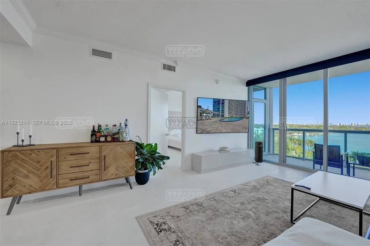 601 NE 36th St #811 600 foto 5