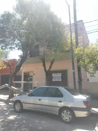 CASA DE TRES AMBIENTES A DOS CUADRAS DE AV ROLON. foto 1