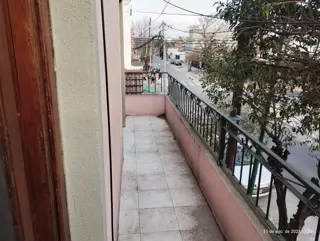 CASA DE TRES AMBIENTES A DOS CUADRAS DE AV ROLON. foto 3