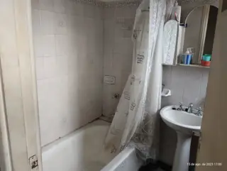 CASA DE TRES AMBIENTES A DOS CUADRAS DE AV ROLON. foto 4