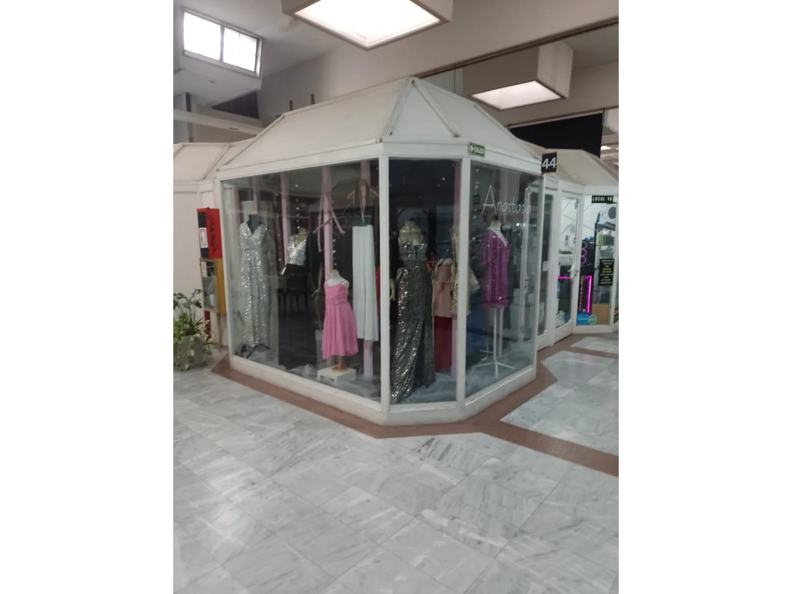LOCALES EN VENTA EN LA TRADICIONAL GALERIA MARGA AV. CABILDO 2350 DESDE U$S 14900 foto 5