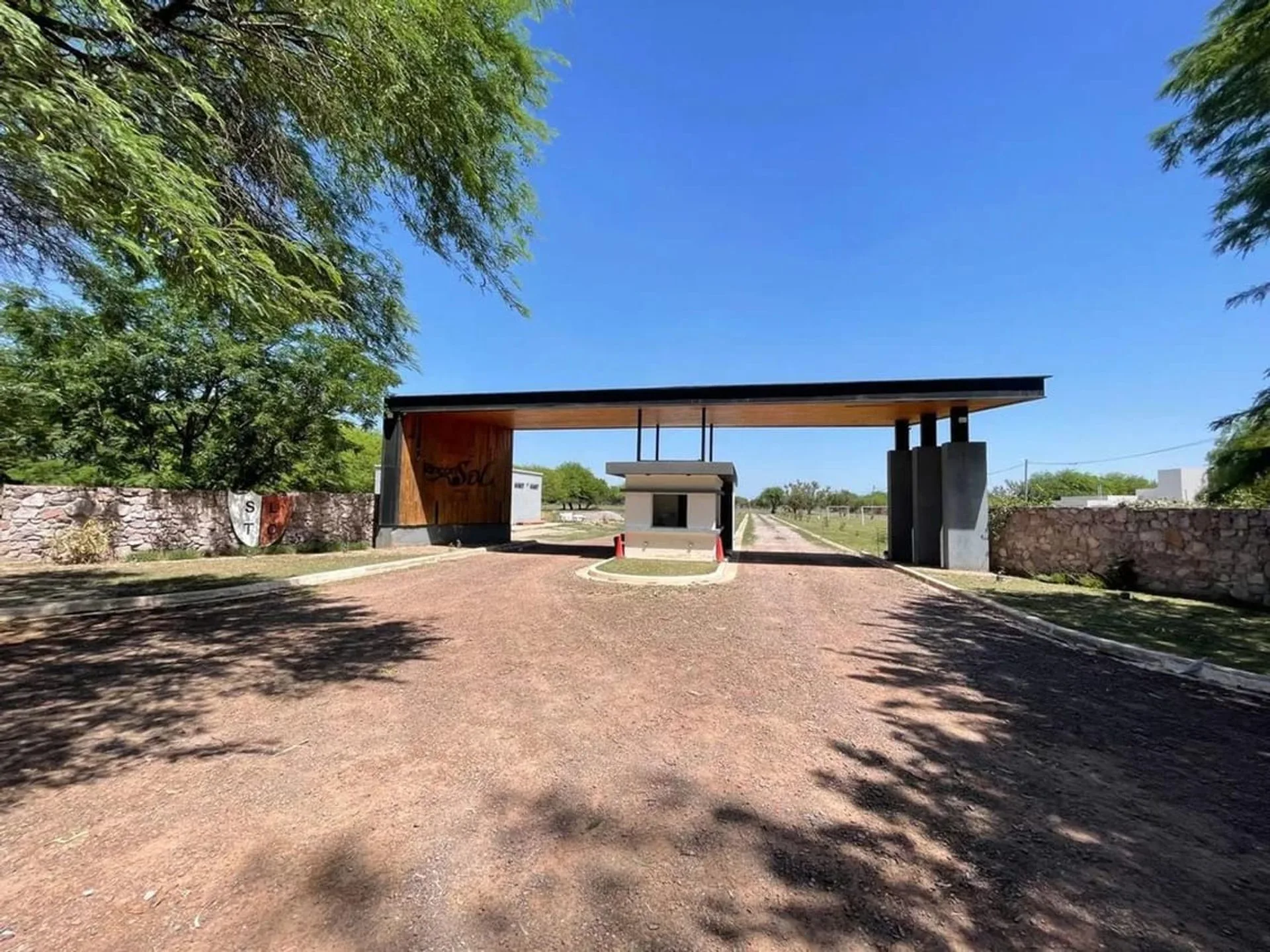 HERMOSA CASA A ESTRENAR EN B° PRIV JARDIN DEL SOL foto 2