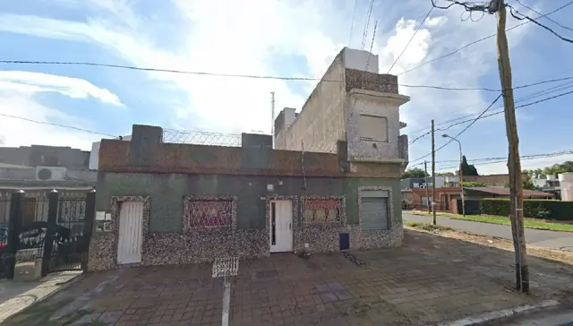 A498 Alquiler V. Luzuriaga Casa 3 Amb. sobre Miguel Cane al 1900