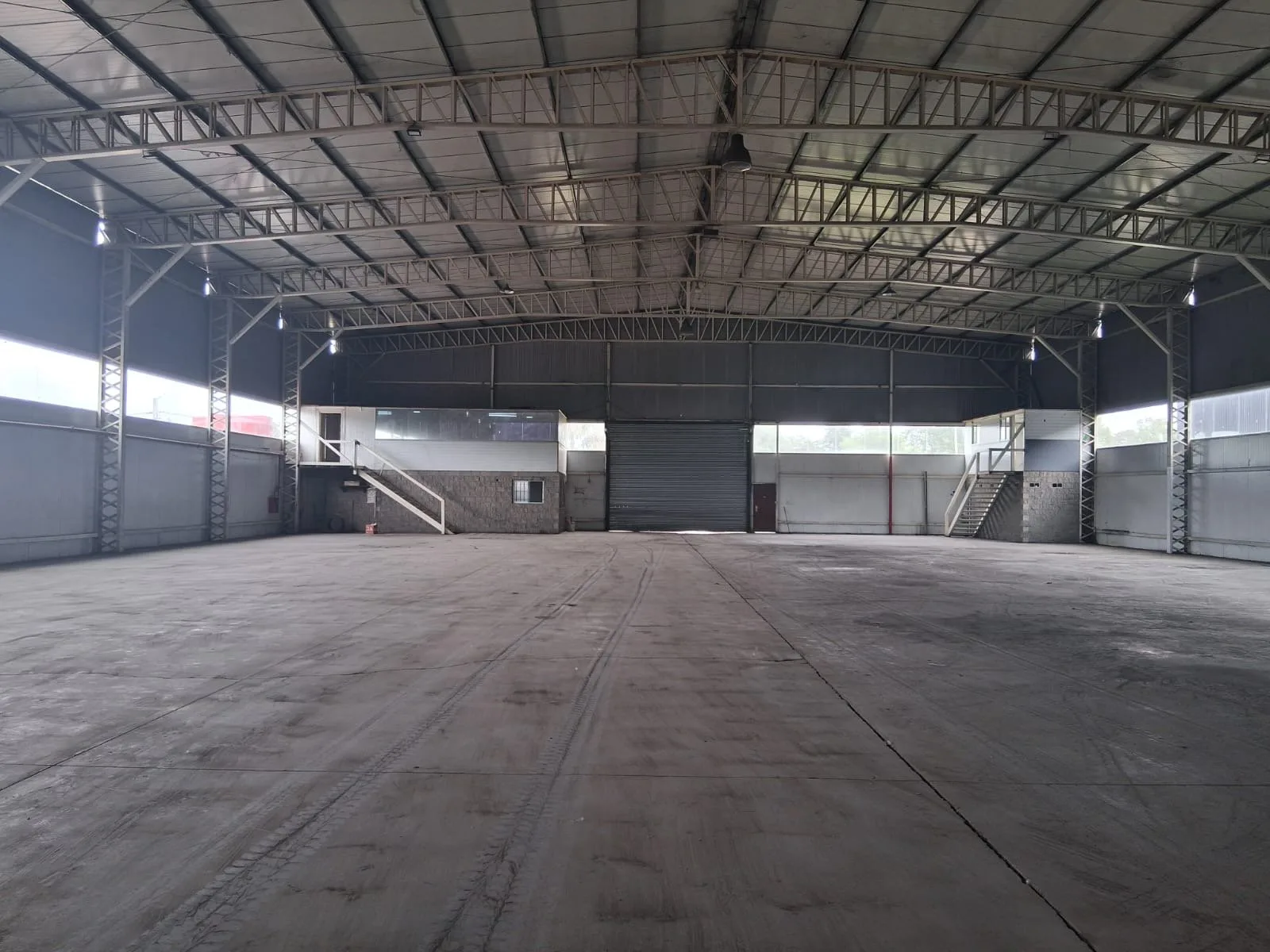 ALQUILER NAVE 1.800m2 MORENO Parque Industrial foto 2