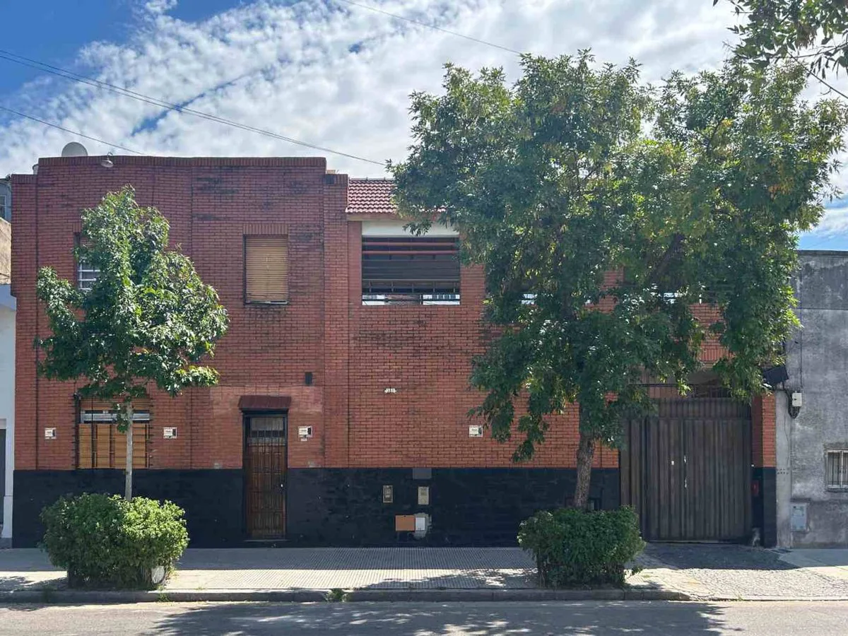 VENTA de CASA con DEPOSITO en Parque Chacabuco foto 2