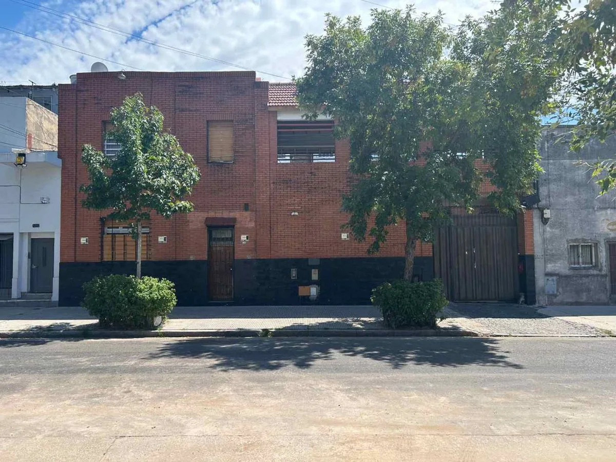 VENTA de CASA con DEPOSITO en Parque Chacabuco foto 3