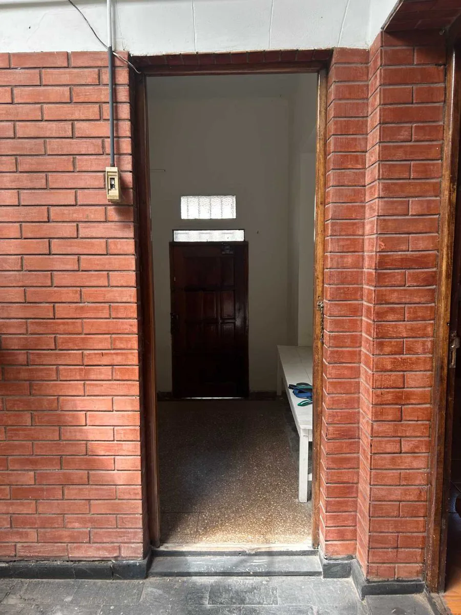 VENTA de CASA con DEPOSITO en Parque Chacabuco foto 4