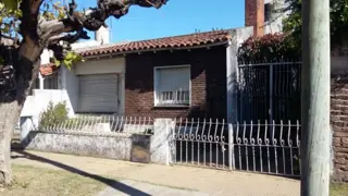 Casa tipo chalet de 4 ambientes a una cuadra de Gaspar Campos foto 1