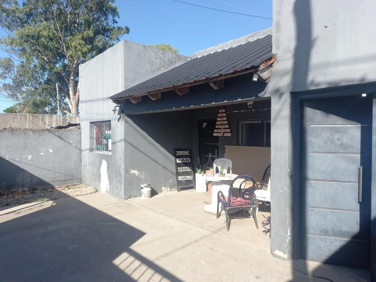 Casa 2 dormitorios  en venta en Los Hornos  jardín foto 2