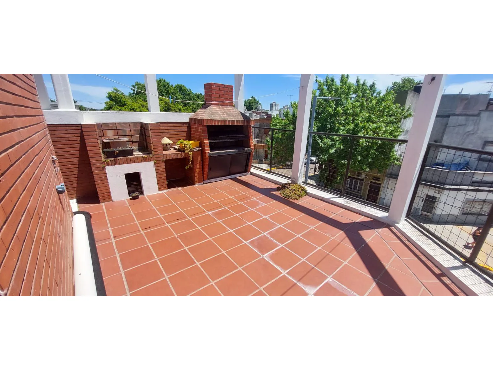 Venta - Liniers - Casa en esquina con terraza y parrilla- APTO CREDITO HIPOTECARIO foto 2