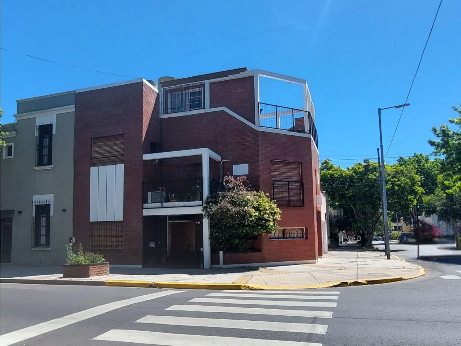 Venta - Liniers - Casa en esquina con terraza y parrilla- APTO CREDITO HIPOTECARIO foto 3