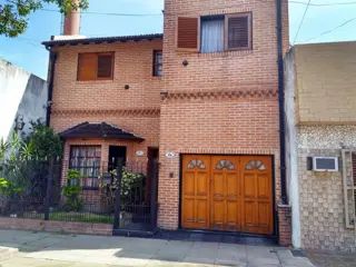 Casa de 2 plantas con cochera en Villa Luro foto 1