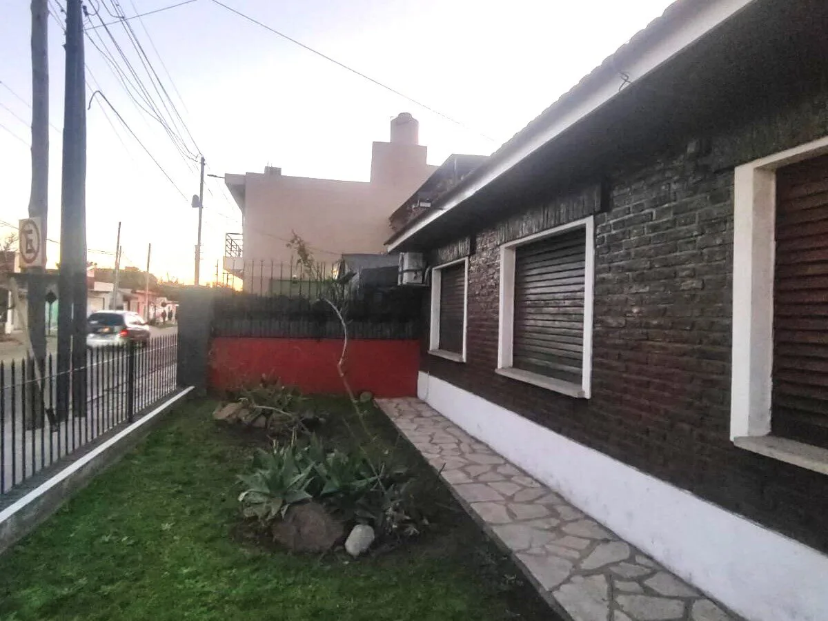 CASA EN VENTA 4 AMB. C/PATIO EN BERAZATEGUI foto 2