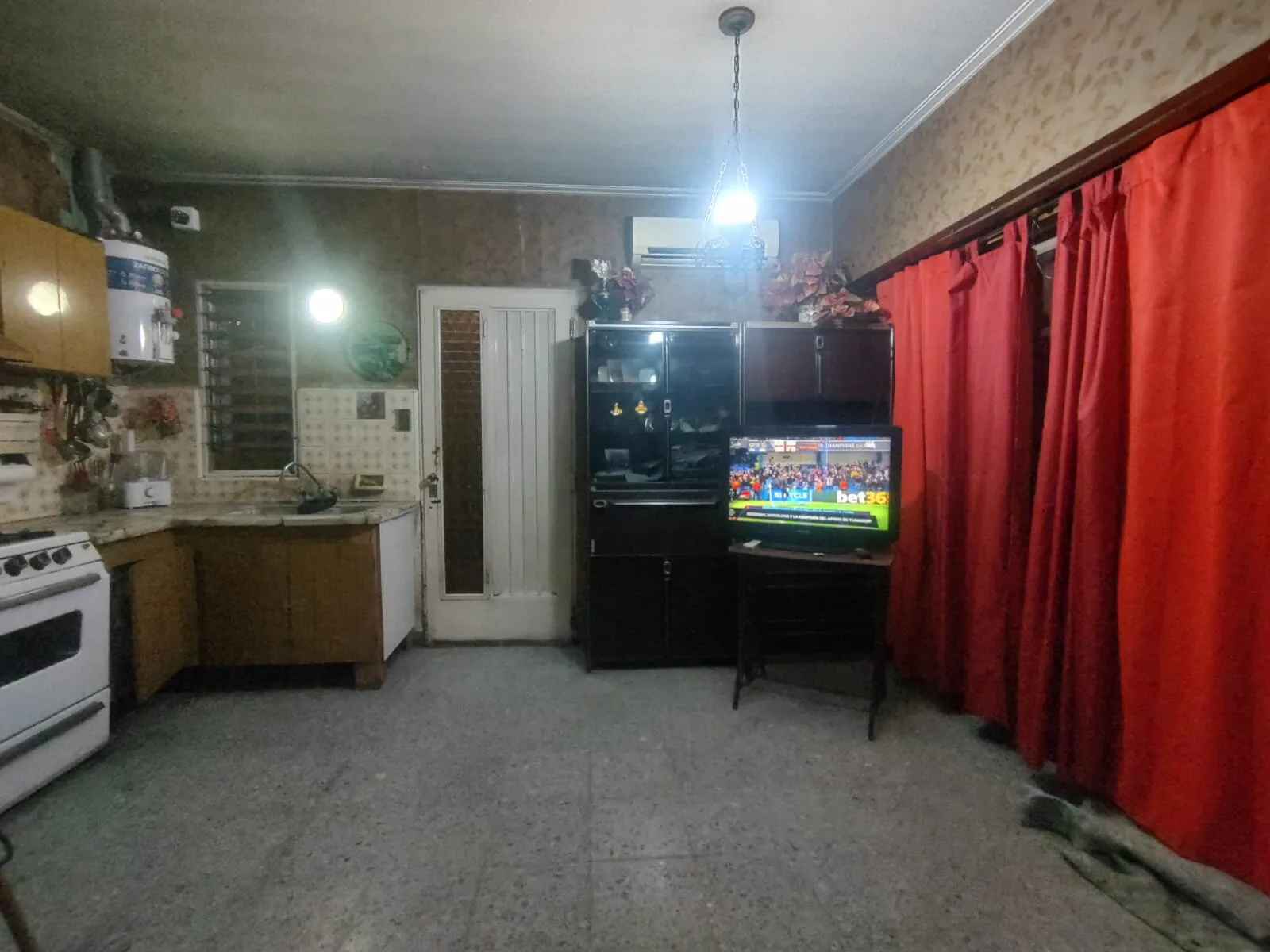 CASA EN VENTA 4 AMB. C/PATIO EN BERAZATEGUI foto 5